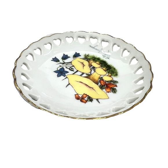 VINTAGE 1960s PORCELAIN TRINKET DISH WITH HAND PAINTED FLOWERS & HEART CUTOUTS - Picture 8 of 13